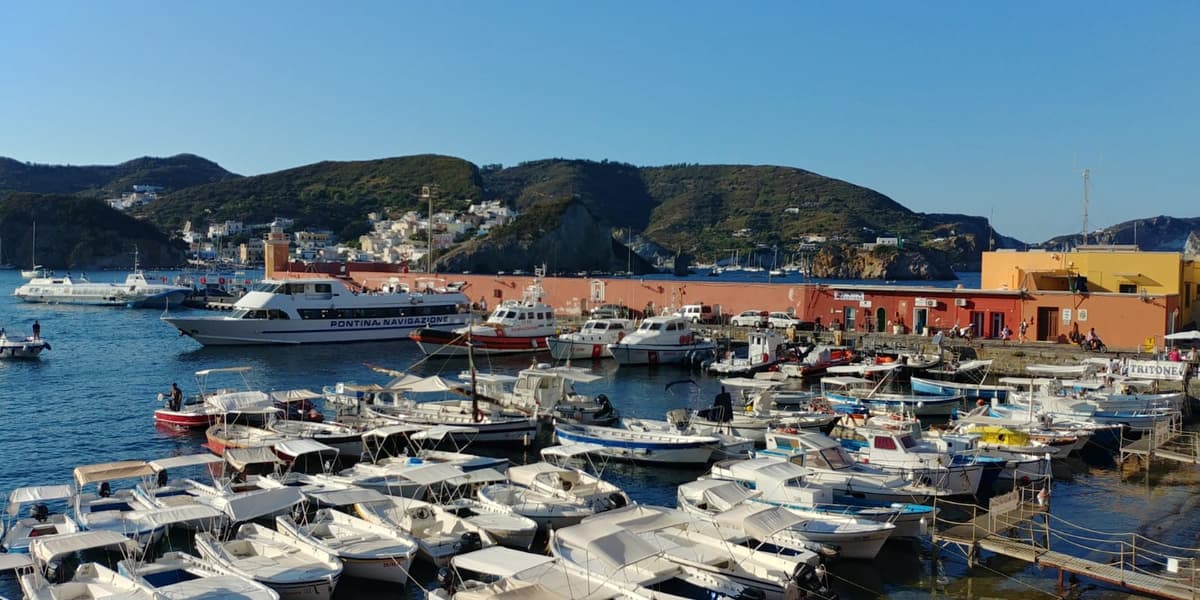 Ponza: la Guardia Costiera studia al porto il piano di raccolta e di gestione dei rifiuti dalle navi