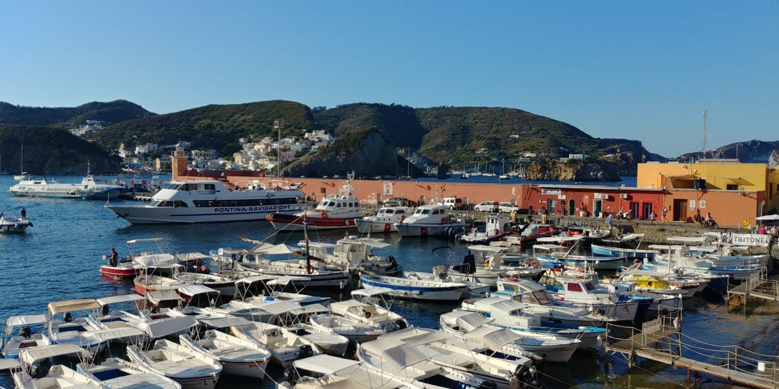 Ponza: la Guardia Costiera studia al porto il piano di raccolta e di gestione dei rifiuti dalle navi
