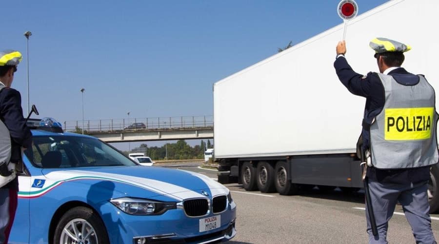 Polizia, alimenti deteriorati: distruzione alimentare e pesanti sanzioni