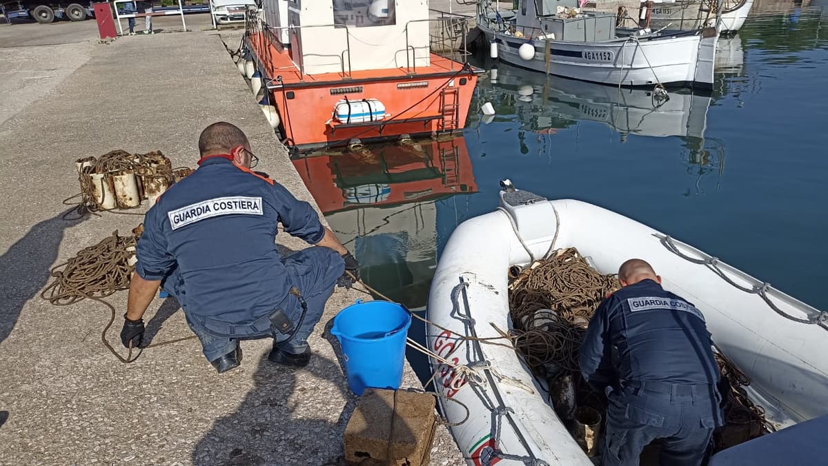Guardia Costiera: sequestrati attrezzi non consentiti utilizzati per pesca illegale