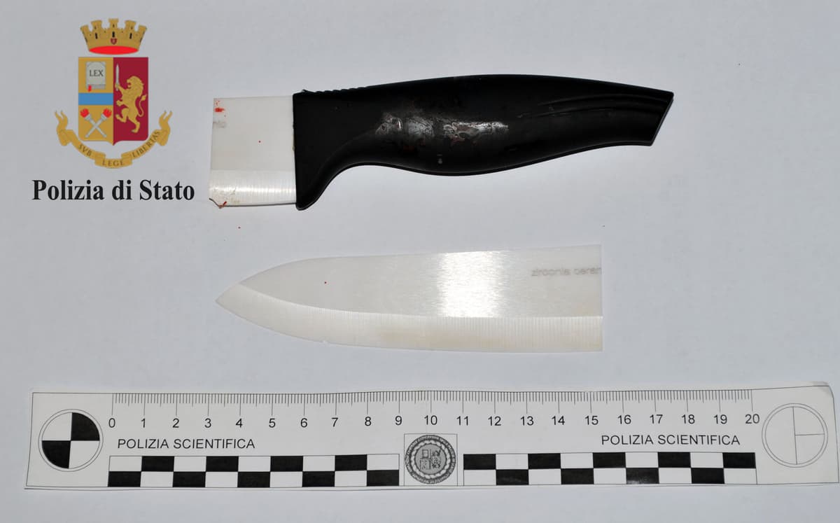 Polizia: una donna di 38 anni manda in ospedale il convivente di 53 anni, ferendolo con un coltello