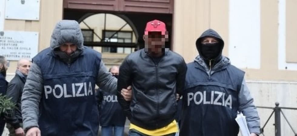 Scauri: Spaccio nigeriano di eroina nel centro cittadino, inseguimento della polizia e arresto e fermo di auto con 4 stranieri provenienti da Casagiove