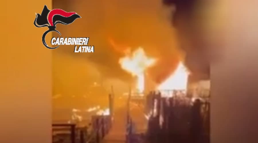 Incendio in uno stabilimento balneare: è stato commissionato dai titolari di una concessione per noleggio di sdraio