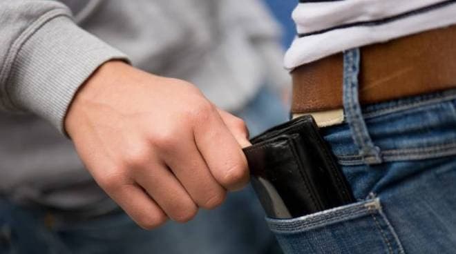 Furto di portafoglio contenente 700€. Identificato un giovane