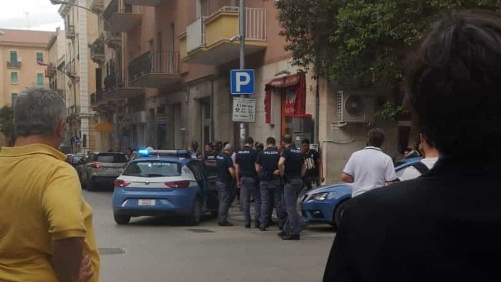 Calci e pugni ad un 47enne. L'aggressione è scaturita a causa del suo orientamento sessuale