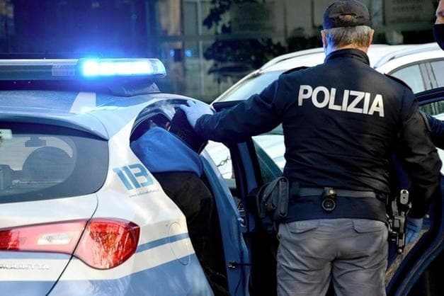 Polizia arresta una coppia di delinquenti che rubavano alle donne anziane e sole