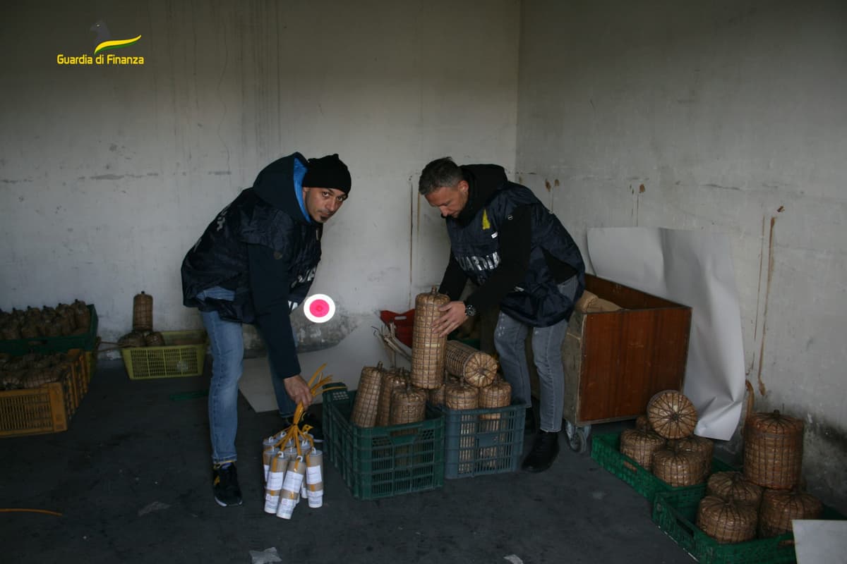 Fabbrica clandestina di fuochi pirotecnici. Un arresto