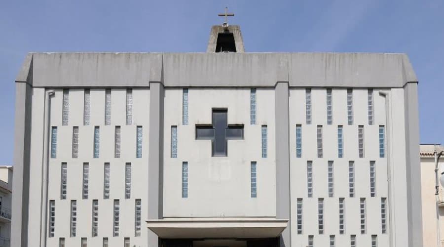 Danneggia il lezionario della Chiesa di Sant'Albina a Scauri. Denunciato