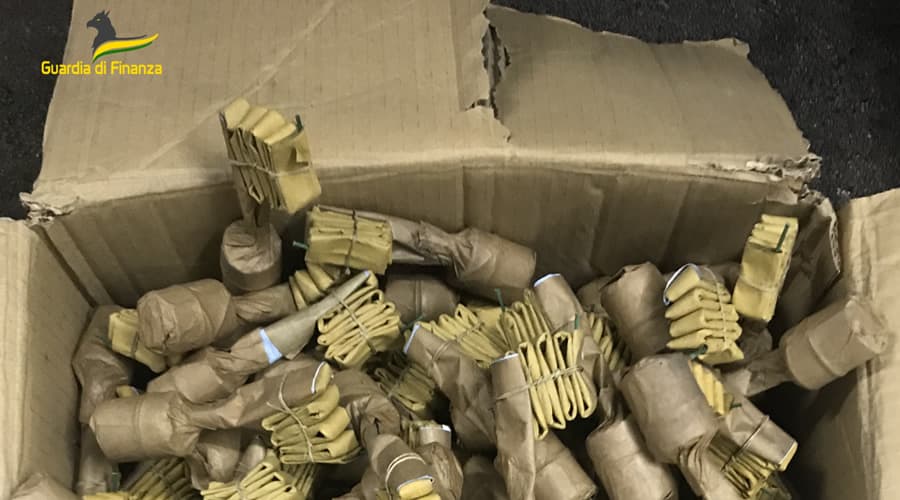 Guardia di Finanza, sequestrati altri 2.000 kg di fuochi d'artificio. Un arresto