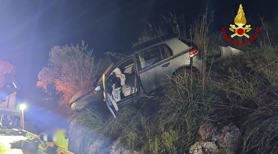 Itri, incidente stradale: l'auto carambola e finisce a lato della strada
