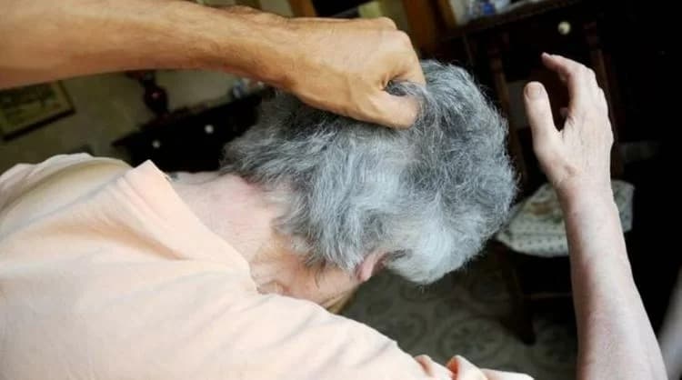 Colpisce con un forte calcio la madre all’addome, minacciandola di morte, con un coltello da cucina di grosse dimensioni