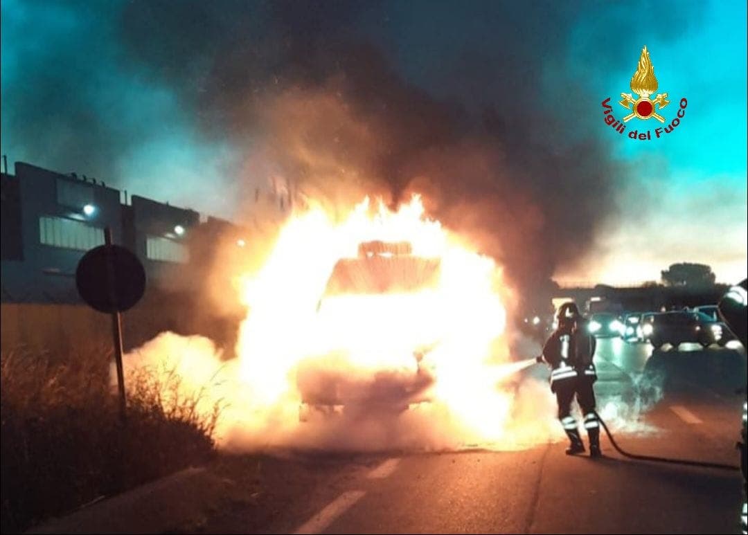 Furgone in fiamme. L'intervento dei vigili del fuoco