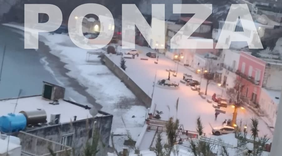 Neve a Ponza. La neve torna dopo due anni ad imbiancare l'isola