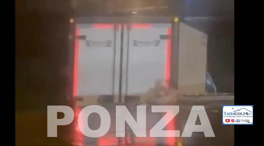Ponza, il mare ha inghiottito un furgone - IL VIDEO COMPLETO