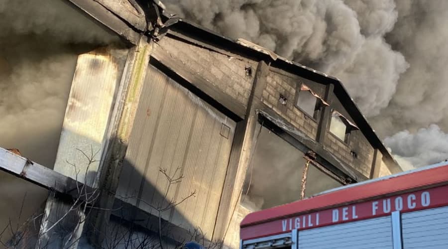 Capannoni in fiamme: l'intervento dei Vigili del Fuoco