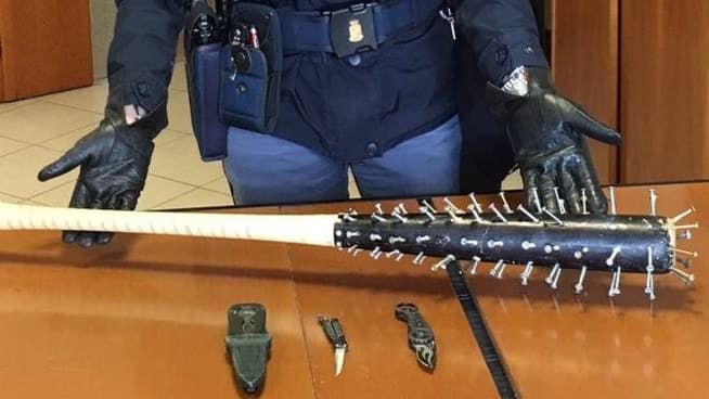 Arrestato 24enne per droga. Con sè anche una mazza chiodata