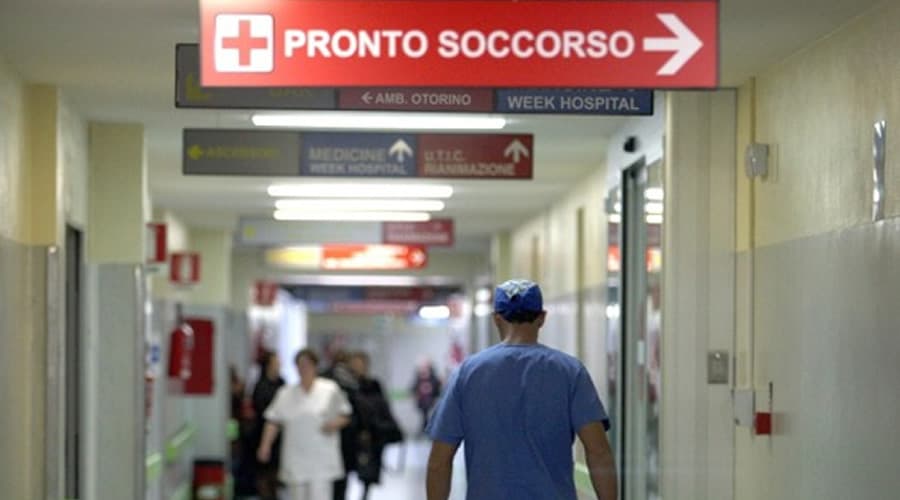 Gli chiede il cellulare sferrandogli un pugno. Al rifiuto gli istiga il cane che lo assale. Ora è al Goretti di Latina
