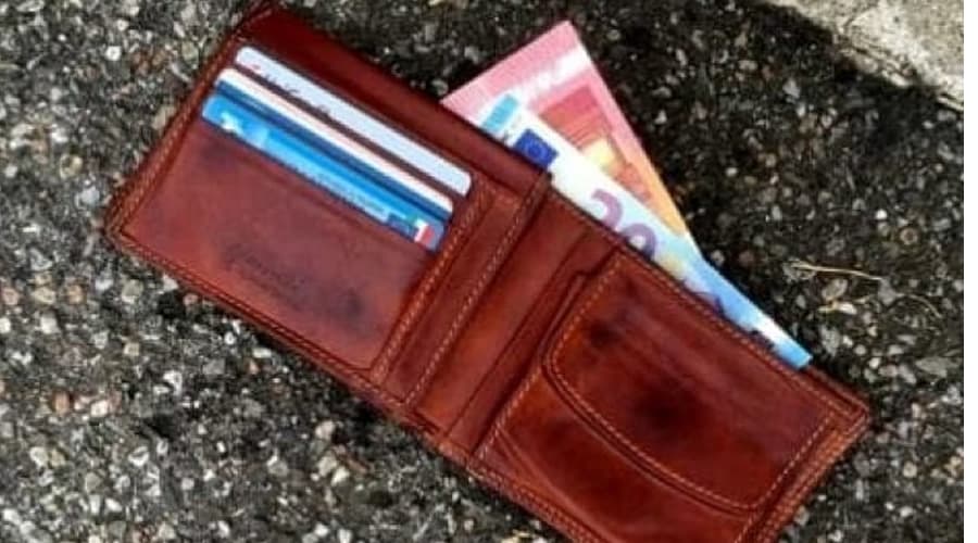 Trova un portafoglio con 1850€. Lo consegna alla polizia che rintraccia il legittimo proprietario