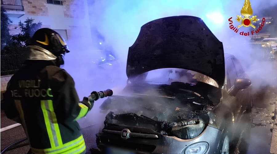 Auto parcheggiate date a fuoco. Sconosciute per ora le cause