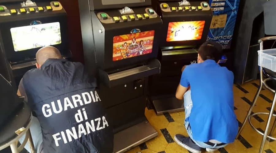 Guardia di Finanza - Sequestrati 149 apparecchi AWP e dispositivi di gioco irregolari