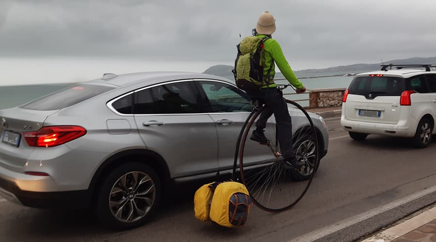 Un bizzarro ciclista tra le strade del Golfo. E' Massimo Zaffari partito dalla Sicilia per arrivare in Norvegia
