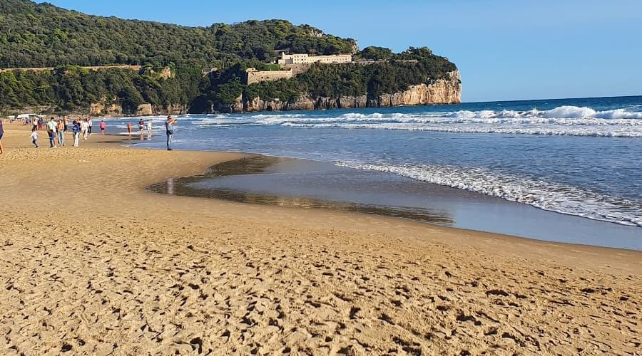 Concessioni - Per un pugno di sabbia: le coste elastiche del comune di Gaeta