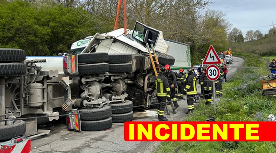 Incidente stradale tra due mezzi pesanti. Soccorso un autista bloccato in cabina