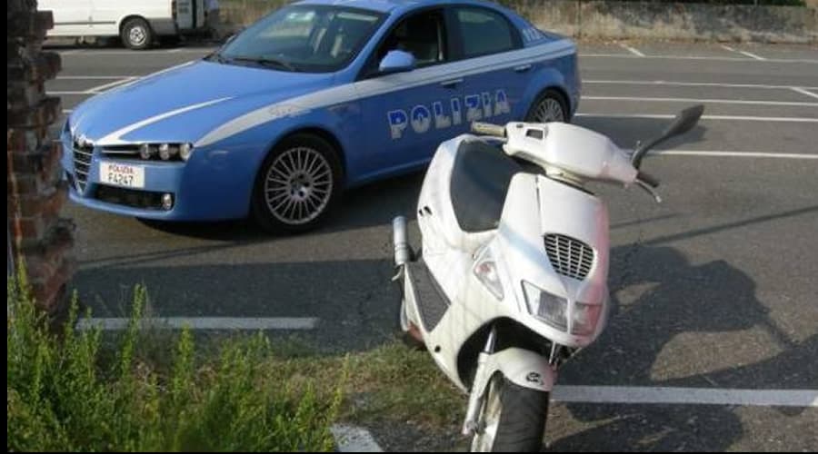 Alla guida di un motoveicolo privo di targa, di dubbia provenienza e senza patente