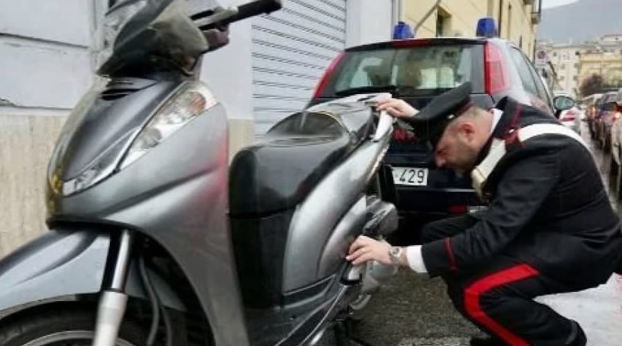 Trovato alla guida di un motociclo oggetto di furto. Denunciato per ricettazione