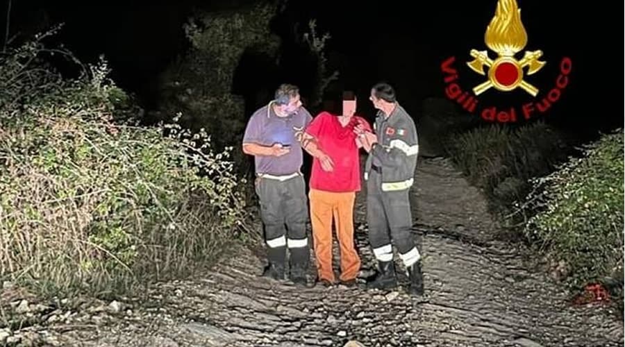Passeggiano tra i boschi ma perdono l'orientamento. Salvati dai Vigili del Fuoco