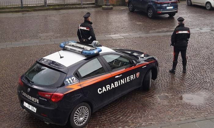 Straniero danneggia due statue di marmo poste fuori ad una Chiesa e fornisce false generalità alle forze dell'ordine