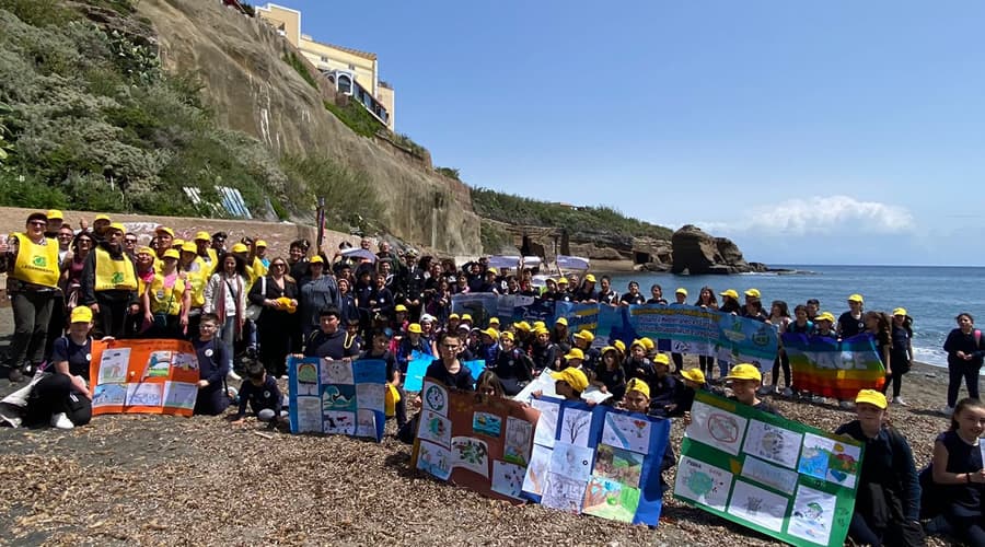 Ventotene: una marea di bandiere e cappellini gialli di centinaia di volontari è tornata a invadere l'isola