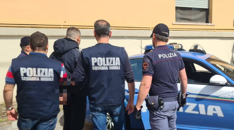 Tenta di avere un rapporto sessuale con la donna, minacciandola e cagionandole lesioni personali