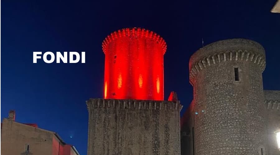 I monumenti di Fondi illuminati di rosso. Ecco il perchè