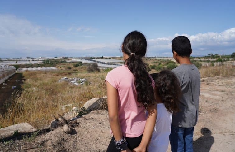 SAVE THE CHILDREN, PROVINCIA DI LATINA: MOLTI FIGLI DI LAVORATORI AGRICOLI MIGRANTI VIVONO NASCOSTI ALLA VISTA E ISOLATI DALLE SCUOLE