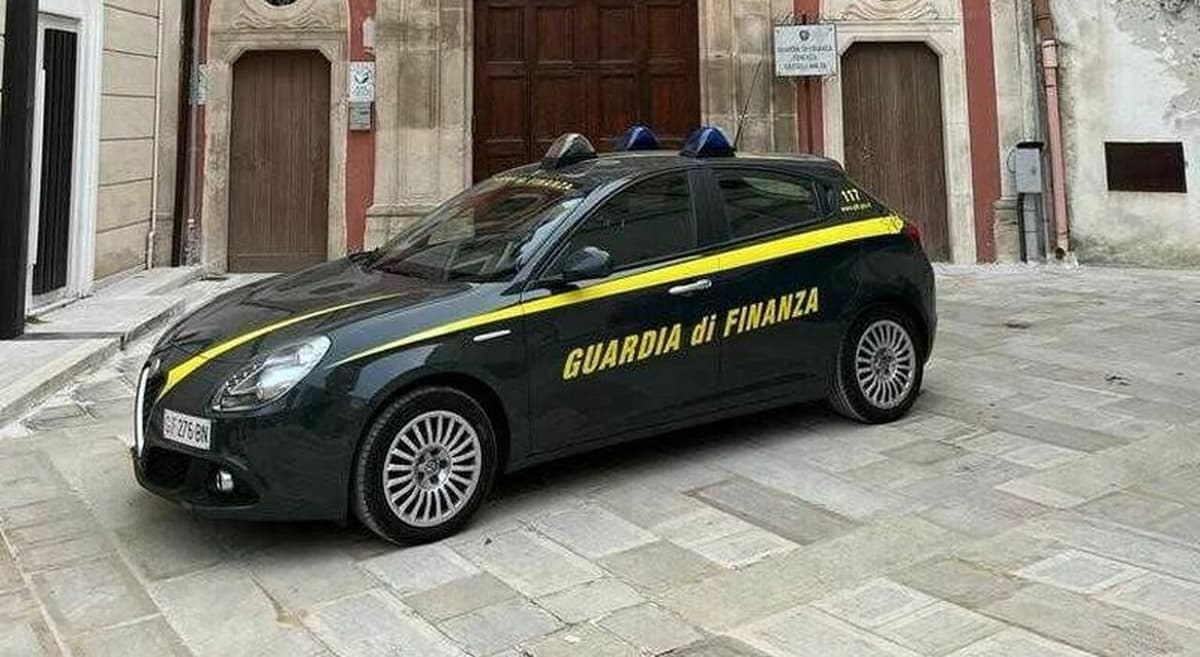 Fiamme Gialle: accertata frode alimentare, sequestrati oltre 7 quintali di olio extravergine. individuati i responsabili nella terra degli uliveti