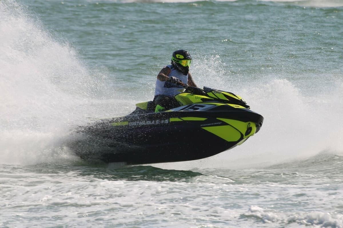 Scauri: due moto d'acqua si esibiscono all'interno delle acque protette, appello di Italia Nostra alla Guardia Costiera