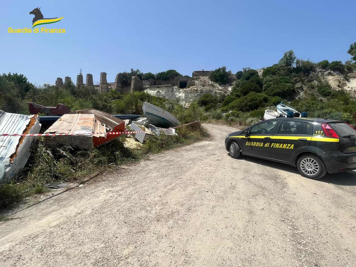 Ponza: Guardia di Finanza scopre discarica abusiva a Cala dell'Acqua di 1.300 mq.