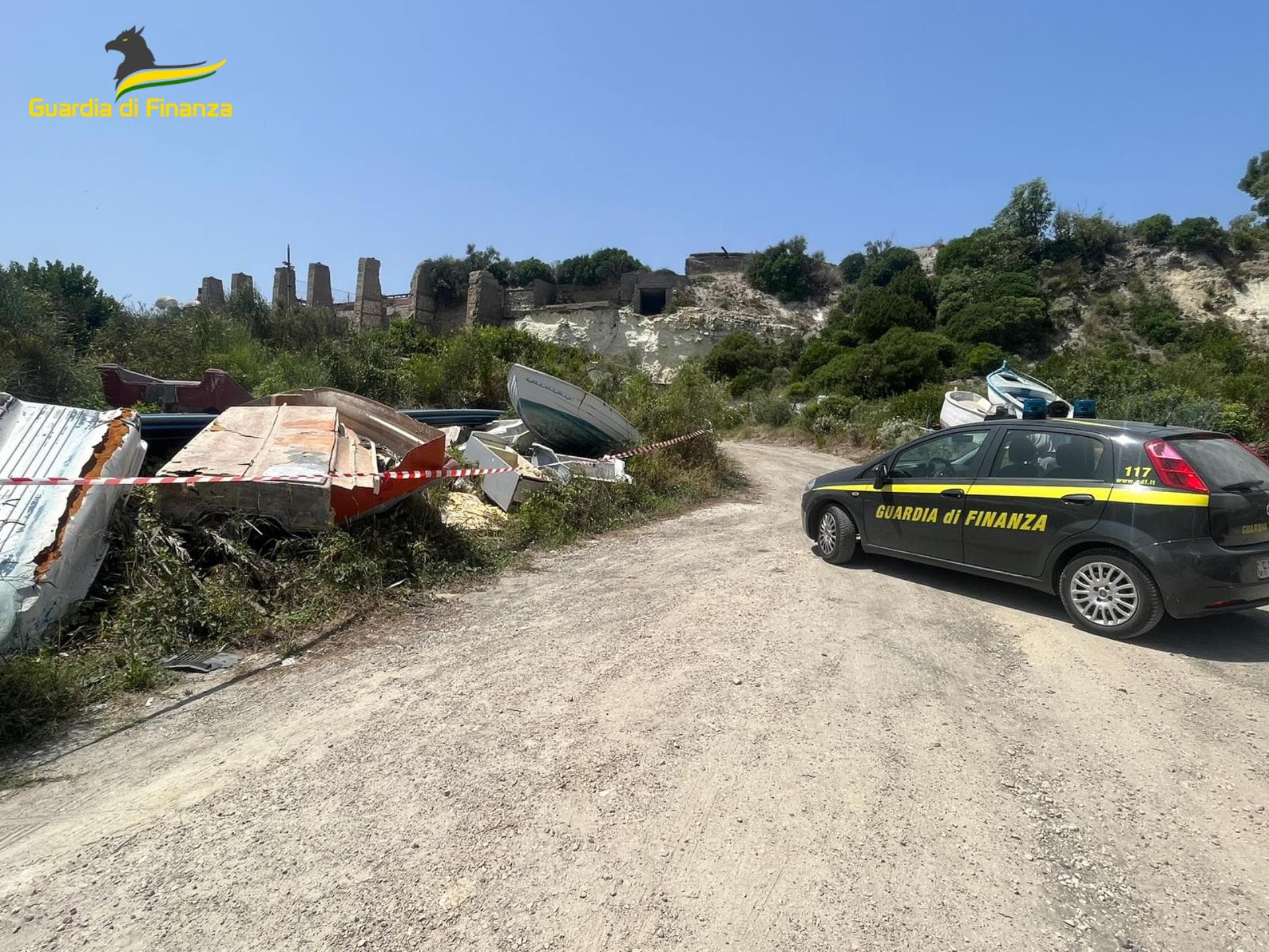 Ponza: Guardia di Finanza scopre discarica abusiva a Cala dell'Acqua di 1.300 mq.