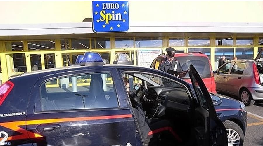Scene da film all'Eurospin. Minaccia la cassiera con un coltello intimandole di consegnare i soldi