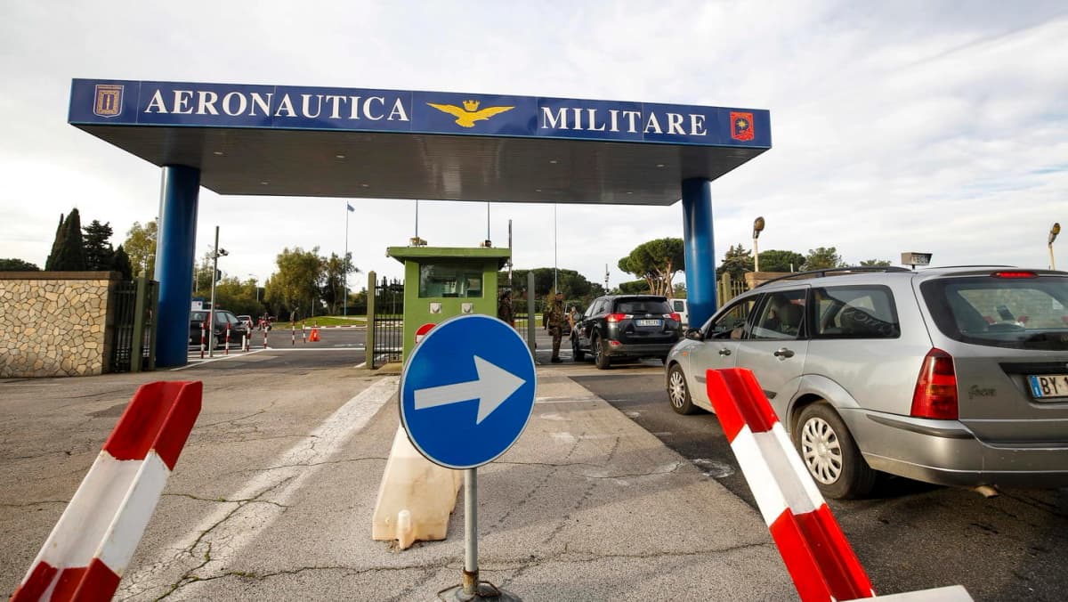Fiamme Gialle: 15 arresti per corruzione e contrabbando, tra i quali 5 sottoufficiali dell'Aeronautica Militare; una rete capillare. Sequestrati 4 distributori stradali e beni per 4 milioni di euro.