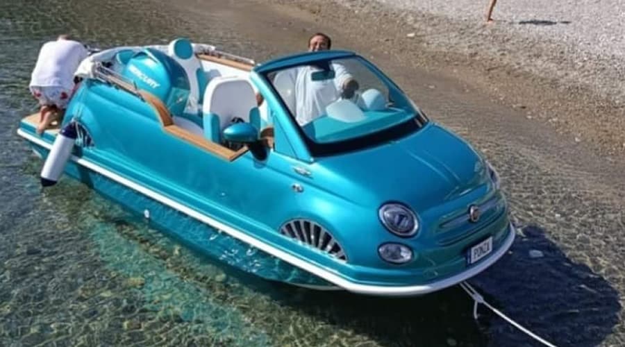 A Ponza la barca a forma di 500