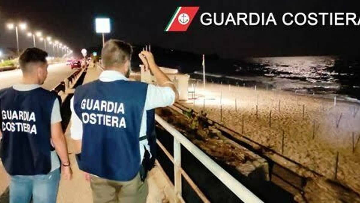 Preposizionamento degli ombrelloni sulle spiagge libere. I trucchi mirati e organizzati a danno dei bagnanti