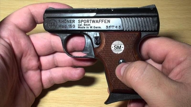Prima gli buca una ruota della macchina poi fa esplodere un colpo di pistola. La vicenda in provincia di Latina