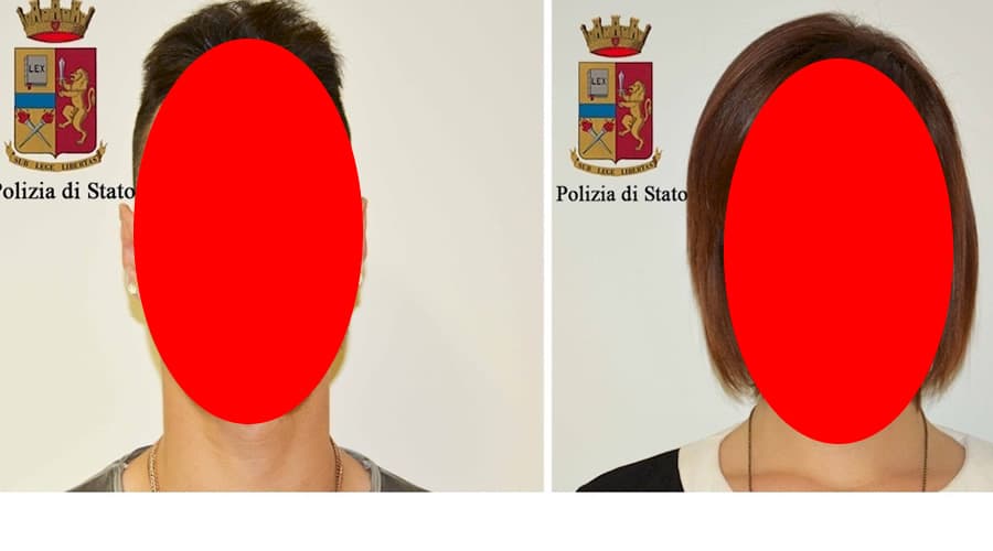Lite aggressiva in abitazione tra due giovani, interviene la Polizia; trova droga e soldi e arresta i giovani