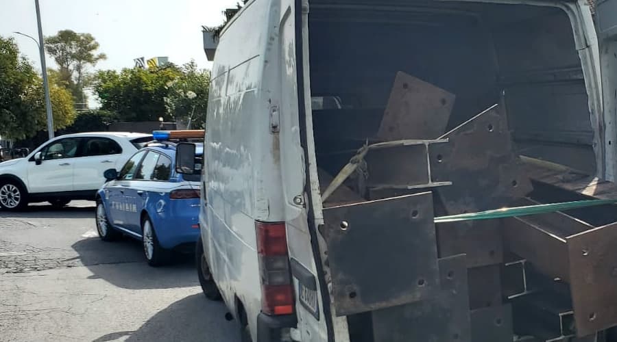 Trasporto abusivo di rottami. Elevata una salatissima multa dalla Polstrada