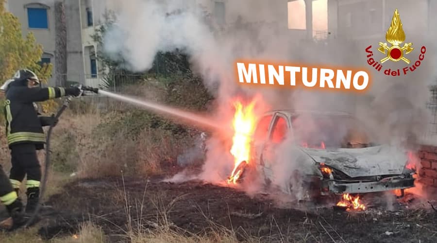 Minturno: auto avvolta dalle fiamme in zona lungomare. I Vigili del Fuoco stanno accertando le cause