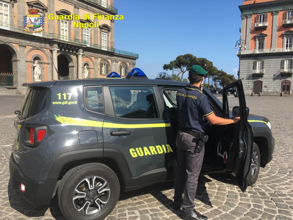 Tra Napoli, Ischia e Capri le Fiamme Gialle contrasto all'abusivismo: tassisti, parcheggiatori, guide turistiche, estetiste