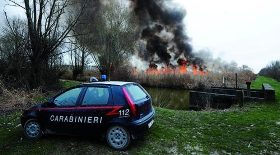 Fondi - Deposito incontrollato di rifiuti e combustione illecita. Il presunto responsabile denunciato dai Carabinieri del Gruppo Forestale