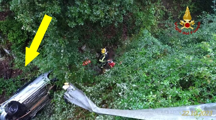 FONDI - ITRI, INCIDENTE: Carambola di notte nella scarpata dopo aver divelto il guardrail